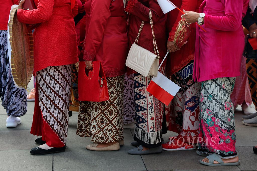  Women from various communities wear kebaya to celebrate the 77th Indonesian Independence Day at Lodji Gandrung, Surakarta City, Central Java, Sunday (14/8/2022). They introduced the kebaya as part of a fashion trend that is oriented towards cultural heritage.