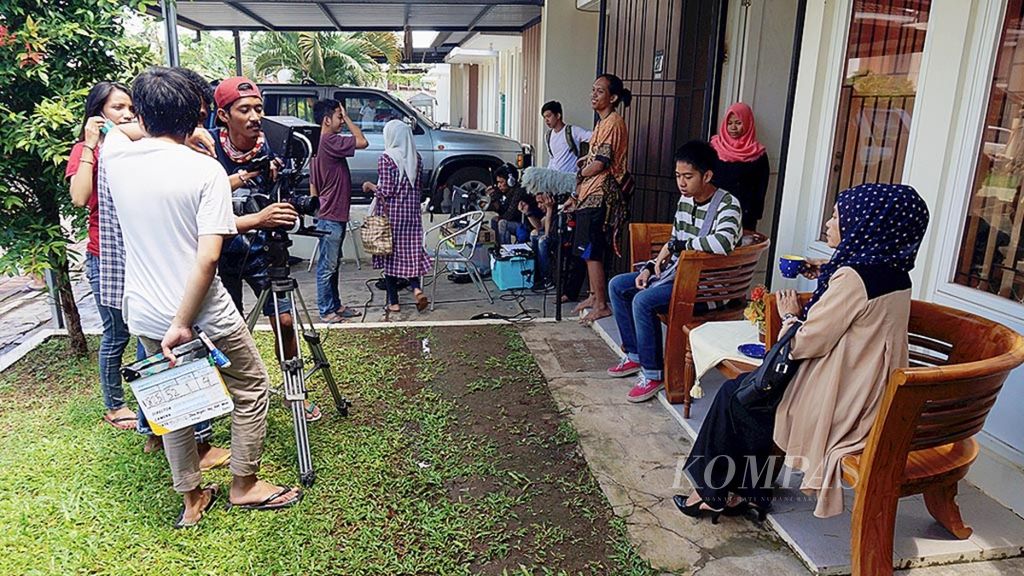 Suasana pengambilan gambar film <i>Cindolo na Tape</i><i>(Cinta)</i> di Tanjung Bunga, Makassar, Sulawesi Selatan, Rabu (15/2/2017). Industri film di Makassar sedang menggeliat beberapa tahun terakhir. Puluhan rumah produksi, belasan judul film, sejumlah sineas muda, dan miliaran rupiah lahir dari industri kreatif ini.