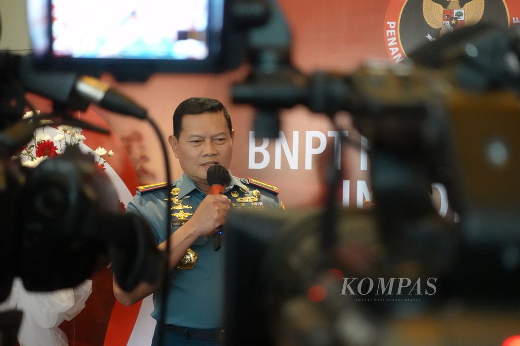 Panglima TNI Laksamana Yudo Margono saat menyampaikan keterangan pers pada acara Puncak Peringatan Hari Ulang Tahun Ke-13 Badan Nasional Penanggulangan Terorisme (BNPT) di Djakarta Theatre, Jakarta, Jumat (28/7/2023).