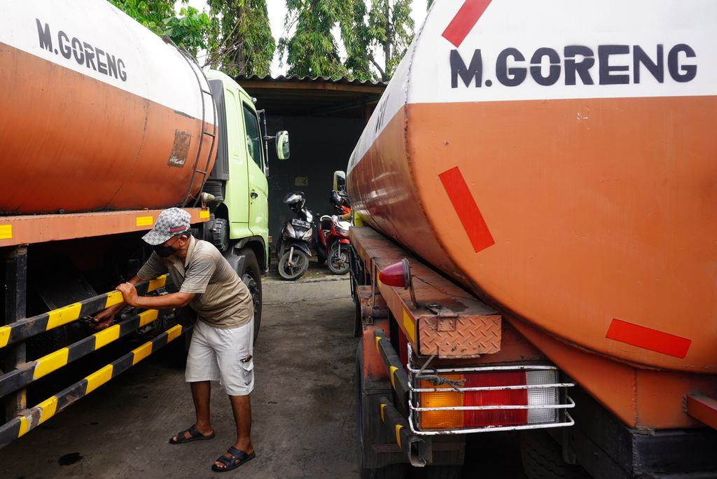 Sopir truk tangki berisi minyak goreng mengecek kendaraannya yang terparki di depan salah satu gudang penyimpanan minyak di Desa Dampyak, Kecamatan Kramat, Kabupaten Tegal, Jawa Tengah, Rabu (1/12/2021). 