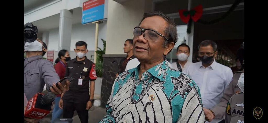 Menteri Koordinator Bidang Politik, Hukum, dan Keamanan Mahfud MD mengunjungi lokasi bom bunuh diri di Polsek Astanaanyar, Bandung, Jawa Barat, Rabu (7/12/2022).