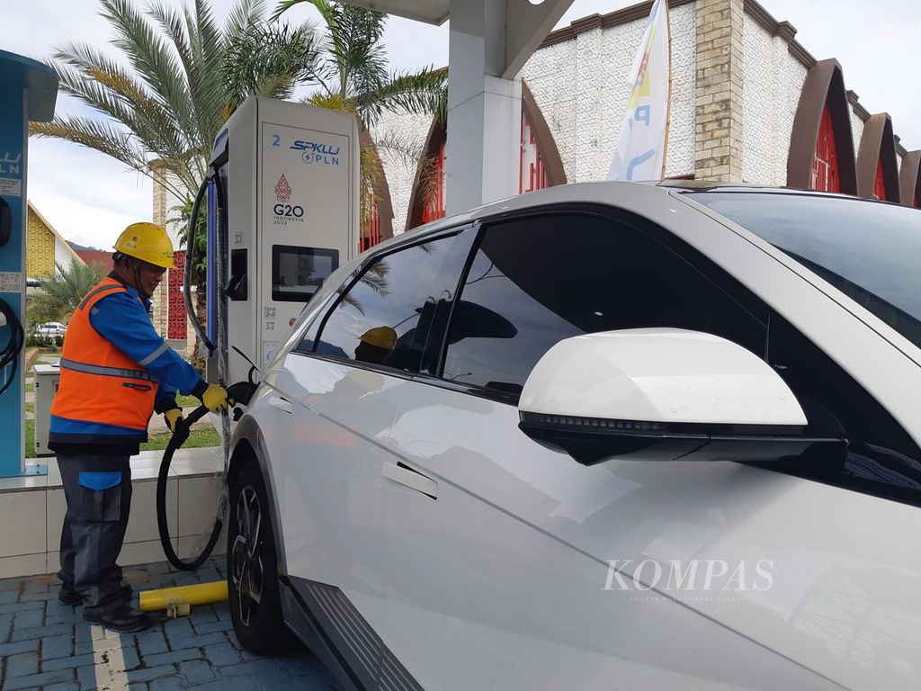 PLN officers conducted a test of electricity charging at a public electric vehicle charging station located at the rest area of Kilometer 20B, Bakauheni-Terbanggi Besar Toll Road, on Saturday (6/4/2024).