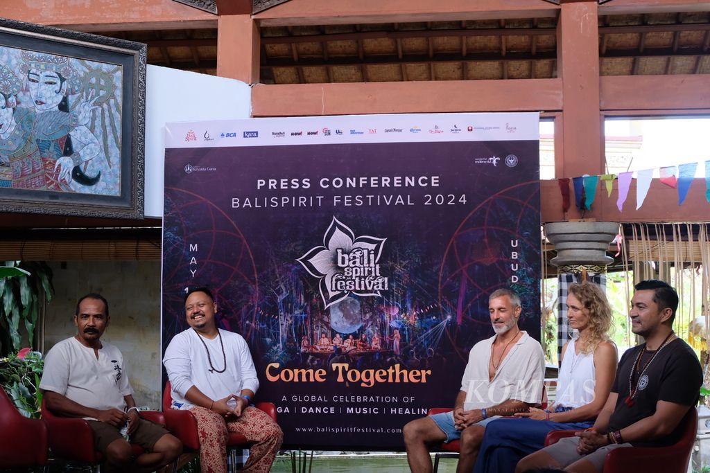 The atmosphere of the BaliSpirit Festival (BSF) 2024 press conference in Ubud, Gianyar Regency, Bali, on Saturday (May 4, 2024). BSF 2024 is an international yoga festival that has been held since 2008. In its 15th year, BSF held over 150 workshops on yoga, meditation, healing, and self-development. Almost 2,000 domestic and foreign tourists attended the festival.