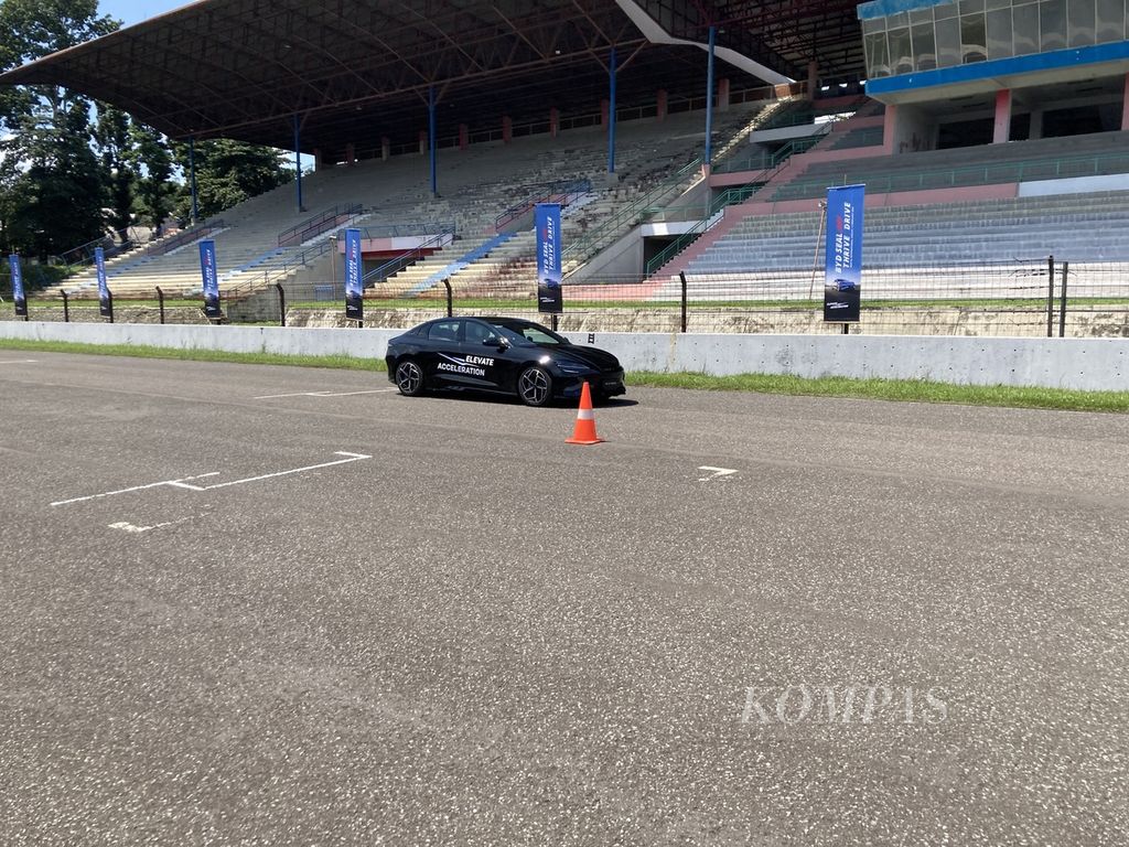 Sesi uji kendara perdana BYD Seal varian AWD Performance di Sirkuit Internasional Sentul, Kabupaten Bogor, Jawa Barat, Senin (5/2/2024).