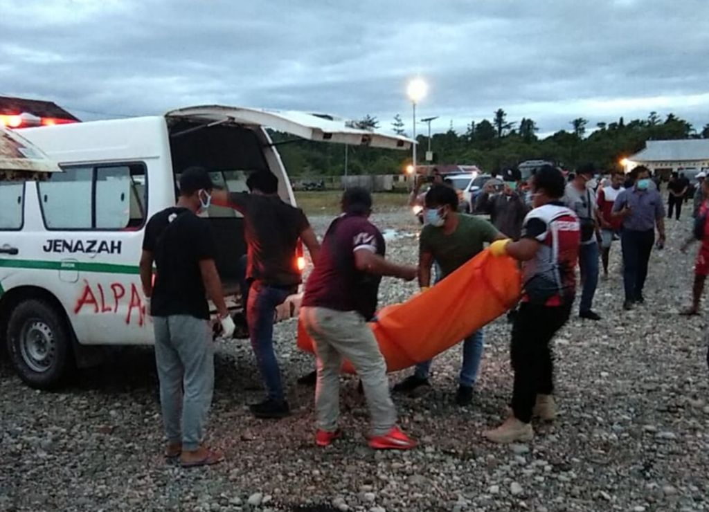 Proses evakuasi jenazah salah satu dari empat pekerja bangunan ke Rumah Sakit Deikai, Kabupaten Yahukimo, Papua, Jumat (25/6/2021).