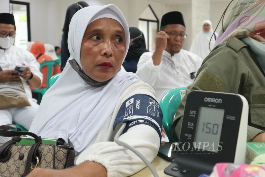 Calon jemaah haji menjalani pemeriksaan kesehatan di Gedung Islamic Center, Kabupaten Kuningan, Jawa Barat, Kamis (2/6/2022). Sebanyak 457 warga Kuningan akan berangkat untuk ibadah haji pada 9 Juni mendatang.