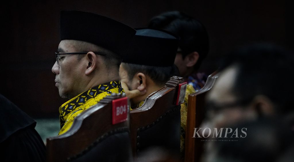 Ketua Komisi Pemilihan Umum Hasyim Asy'ari saat mendengarkan keterangan dari Ketua Dewan Kehormatan Penyelenggara Pemilu Heddy Lugito pada sidang Perselisihan Hasil Pemilihan Umum di Mahkamah Konstitusi, Jakarta, Jumat (5/4/2024).