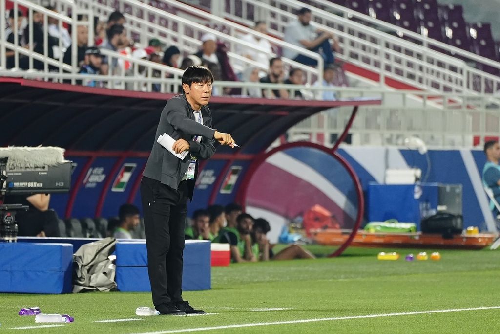 Pelatih Indonesia U-23 Shin Tae-yong memberikan arahan kepada anak asuhannya pada laga Grup A Piala Asia U-23 2024 melawan Jordania, Minggu (21/4/2024), di Stadion Abdullah bin Khalifa, Doha.