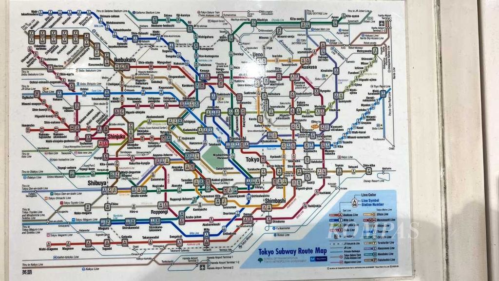 Peta jaringan kereta api perkotaan yang terpampang di dinding Stasiun Shibuya, Tokyo, Jepang, Rabu (15/11/2023). 
