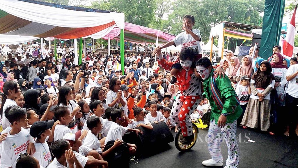 Perayaan Hari Anak Internasional di Kota Malang, Jawa Timur, Senin (20/11), di Alun-Aalun Kota Malang. 