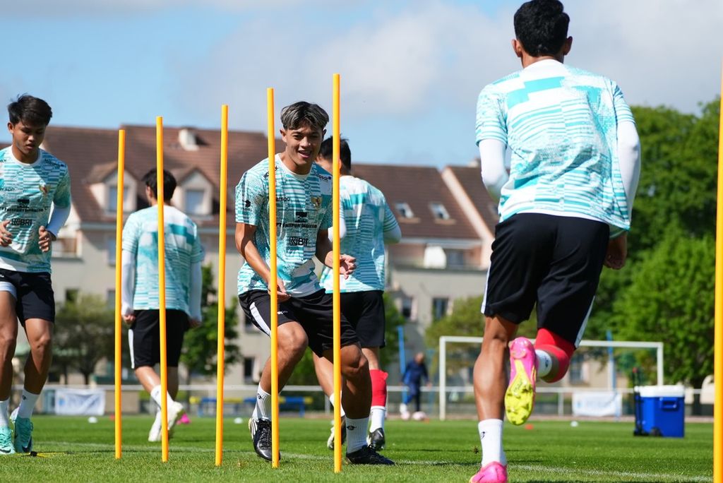 Bek tengah Tim U-23 Indonesia, Alfeandra Dewangga, telah mengikuti sesi latihan bersama rekan setimnya di Stadion Leo Lagrange, Besancon, Perancis, Selasa (7/5/2024). Dewangga baru tiba di Perancis, Selasa pagi.