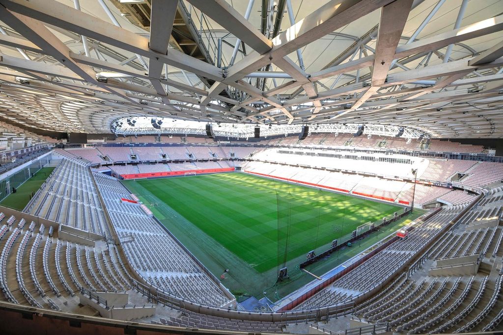 Pemandangan dari dalam Stadion Nice, Kamis (28/3/2024), yang akan digunakan sebagai salah satu arena pertandingan sepak bola saat Olimpiade Paris 2024. 