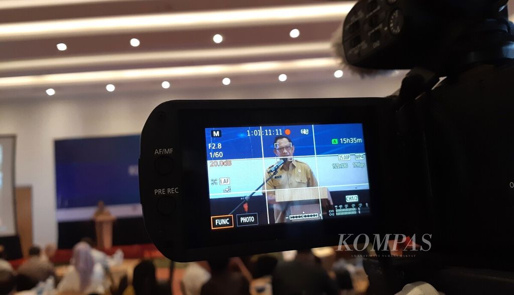 Kamera jurnalis merekam Menteri Dalam Negeri Tito Karnavian yang menjadi pembicara dalam Konvensi Nasional Media Massa: Pers Mewujudkan Demokrasi di Era Digital pada peringatan Hari Pers Nasional (HPN) di Jakarta, Senin (19/2/2024).