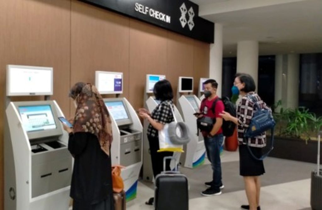 Calon penumpang melakukan pelaporan (<i>check-in</i>) di mesin pelaporan mandiri di Bandara Lombok, Senin (25/4/2022). Fasilitas ini untuk mengurai antrean selama arus mudik Lebaran.