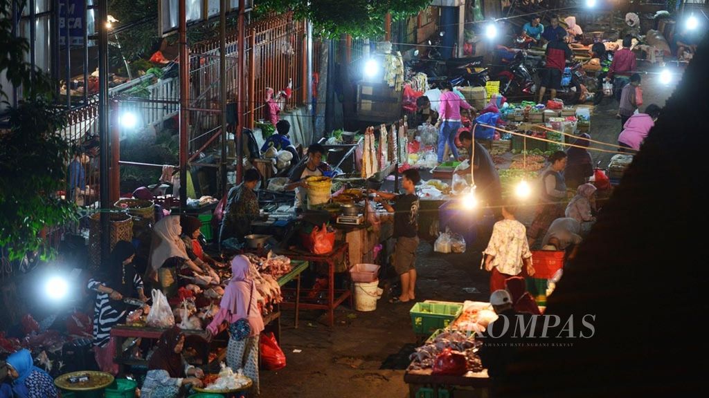 Ilustrasi _ Aktivitas jual beli kebutuhan pokok, seperti sayur-mayur dan daging ayam, di Pasar Palmerah, Jakarta, Rabu (19/12/2018). 