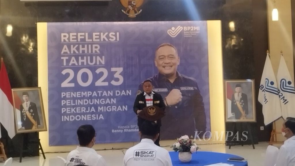 Kepala Badan Pelindungan Pekerja Migran Indonesia (BP2MI) Benny Rhamdani memberikan keterangan dalam acara Refleksi Akhir Tahun 2023 mengenai penempatan dan perlindungan pekerja migran Indonesia di Kantor Pusat BP2MI, di Jakarta, Jumat (29/12/2023).