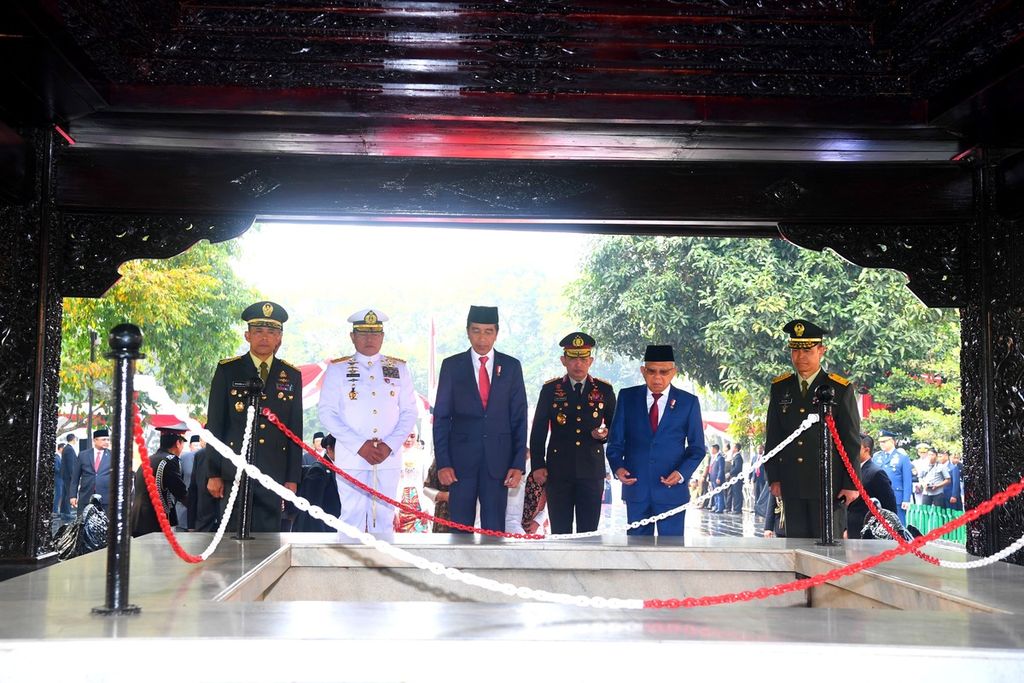 Presiden Joko Widodo dan Wakil Presiden Ma’ruf Amin meninjau sumur di Lubang Buaya selepas upacara peringatan Hari Kesaktian Pancasila 2023 yang dipusatkan di Monumen Pancasila Sakti, Lubang Buaya, Jakarta, Minggu (1/10/2023).