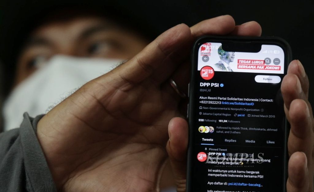 Laman Twitter milik Partai Solidaritas Indonesia diakses melalui gawai di Jakarta, Sabtu (14/5/2023). Saat ini, medsos, termasuk Twitter, menjadi salah satu arena adu narasi dan perebutan pengaruh bagi aktor-aktor politik.