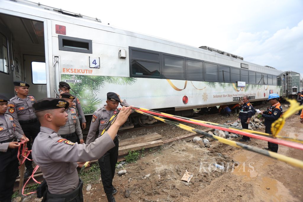 Polisi menjaga lokasi tabrakan Kereta Api Turangga tujuan Surabaya Gubeng-Bandung dan Commuterline Bandung Raya di Km 181+700 petak jalan antara Stasiun Haurpugur dan Stasiun Cicalengka, Kabupaten Bandung, Jawa Barat, Jumat (5/1/2024). Petugas mengevakuasi mayat salah seorang korban kecelakaan kereta. Korban tewas tabrakan kereta api di Cicalengka bertambah menjadi empat orang. Namun, dari empat orang itu, baru tiga yang teridentifikasi dengan jelas. Satu lainnya telah diketahui posisinya sebagai petugas keamanan, tetapi belum bisa dipastikan namanya. 