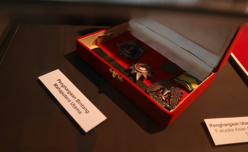 Penghargaan Bintang Mahaputera Utama ditampilkan dalam pameran budaya dan seni Peringatan 100 Tahun Koentjaraningrat di Bentara Budaya, Jakarta, Kamis (8/6/2023) malam. Dalam pameran tersebut, ditampilkan karya-karya lukisan, pemikiran, dan koleksi Koentjaraningrat, ilmuwan dan tokoh antropologi pertama Indonesia. 