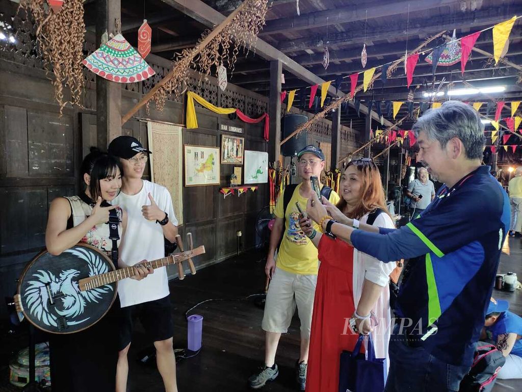 Musisi asal Taiwan, Nini (kiri), berfoto dengan penggemarnya di sela Rainforest World Music Festival 2024 di Kuching, Sarawak, Malaysia, Jumat (28/6/2024).