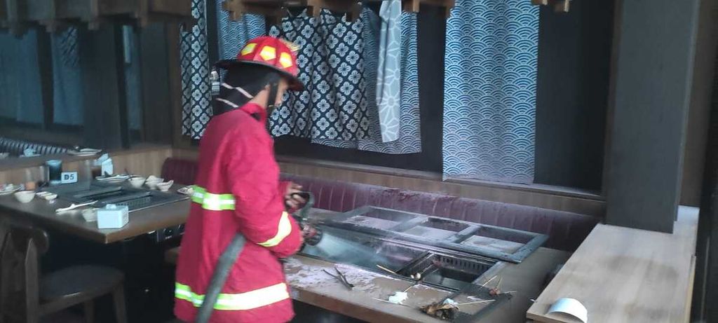 Petugas Dinas Pemadam Kebakaran Kota Bekasi memadamkan api di salah satu restoran di Perum Summarecon, Kota Bekasi, Jawa Barat, yang terbakar pada Jumat (28/4/2023) sore. Api diduga berasal dari pembakaran.