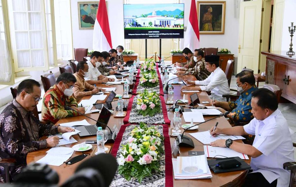 Presiden Joko Widodo memimpin rapat tertutup terkait pembangunan Ibu Kota Nusantara di Istana Kepresidenan Bogor, Kota Bogor, Jumat (3/6/2022).