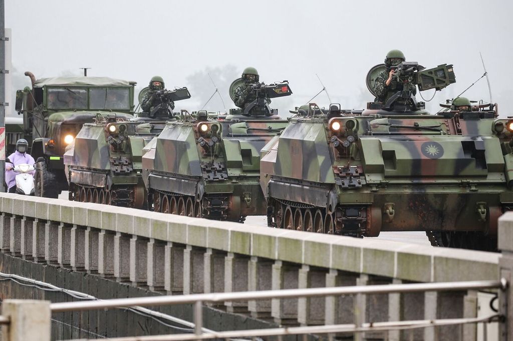 Taiwanese military armored vehicles move along a road in Kinmen, Taiwan, Friday (24/5/2024). 