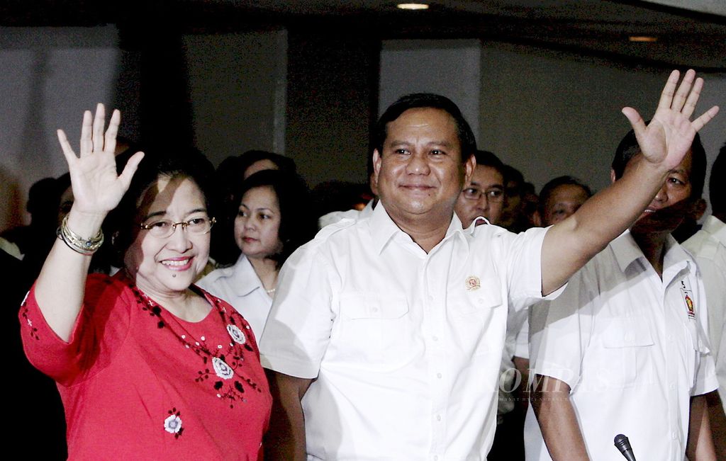 Pasangan calon presiden dan calon wakil presiden Megawati Soekarnoputri-Prabowo Subianto saat mendaftarkan diri sebagai pasangan capres-cawapres di kantor Komisi Pemilihan Umum Jakarta, Sabtu (16/5/2009).  