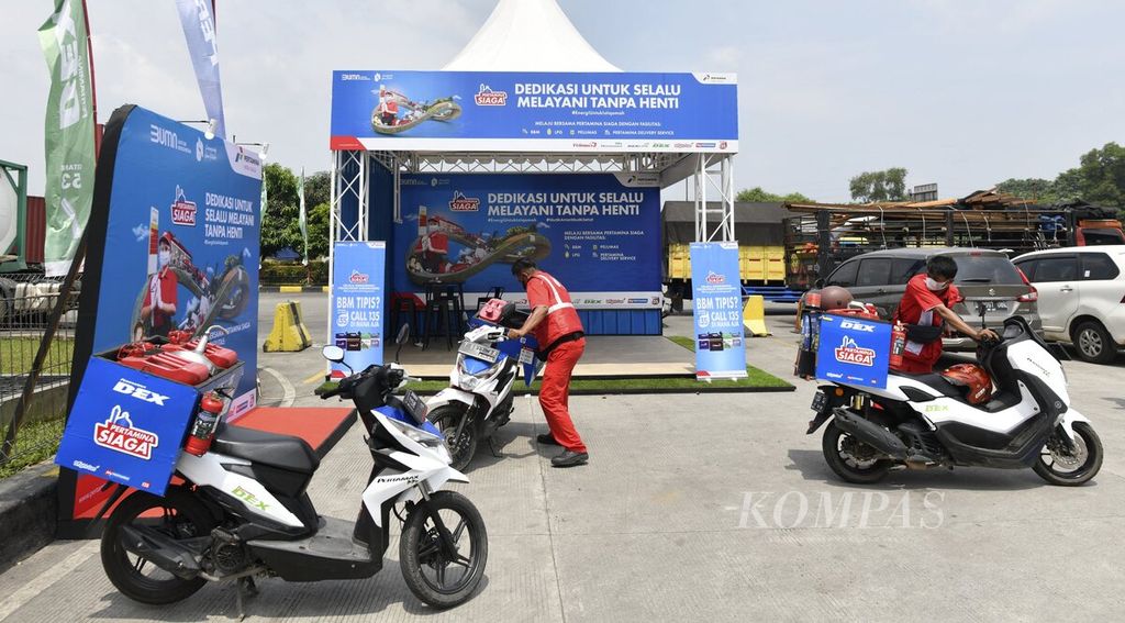 Petugas menyiapkan kendaraan untuk motoris Pertamina Delivery Service (PDS) di area istirahat Kilometer 57 Tol Jakarta-Cikampek, Rabu (20/4/2022). Layanan pengantaran BBM menggunakan sepeda motor tersebut disiapkan menjelang arus mudik Lebaran 2022. Pelayanan direncanakan akan mulai beroperasi pada Jumat (22/4/2022). 