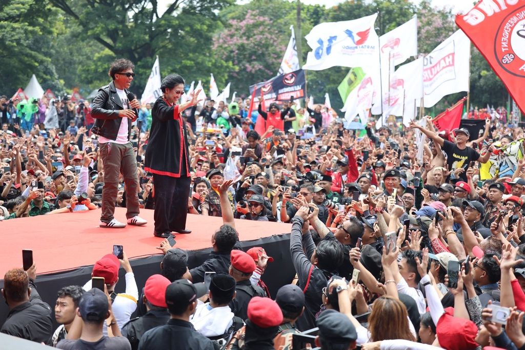 Ketua Umum PDI Perjuangan Megawati Soekarnoputri bersama vokalis Slank, Kaka, saat kampanye terbuka hari pertama Ganjar-Mahfud di Lapangan Tegallega, Bandung, Jawa Barat, Minggu (21/1/2024).