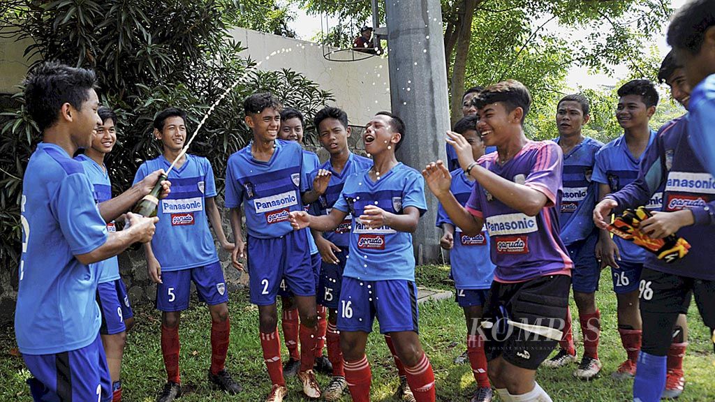 Para pemain SSB Jakarta Football Academy (JFA) merayakan keberhasilan mereka  menjuarai Liga Kompas Gramedia Panasonic U-14. JFA mengunci gelar setelah mengalahkan SSB Garuda Putra Bekasi, 7-0,  di lapangan GOR Ciracas, Jakarta, Minggu (4/3). 