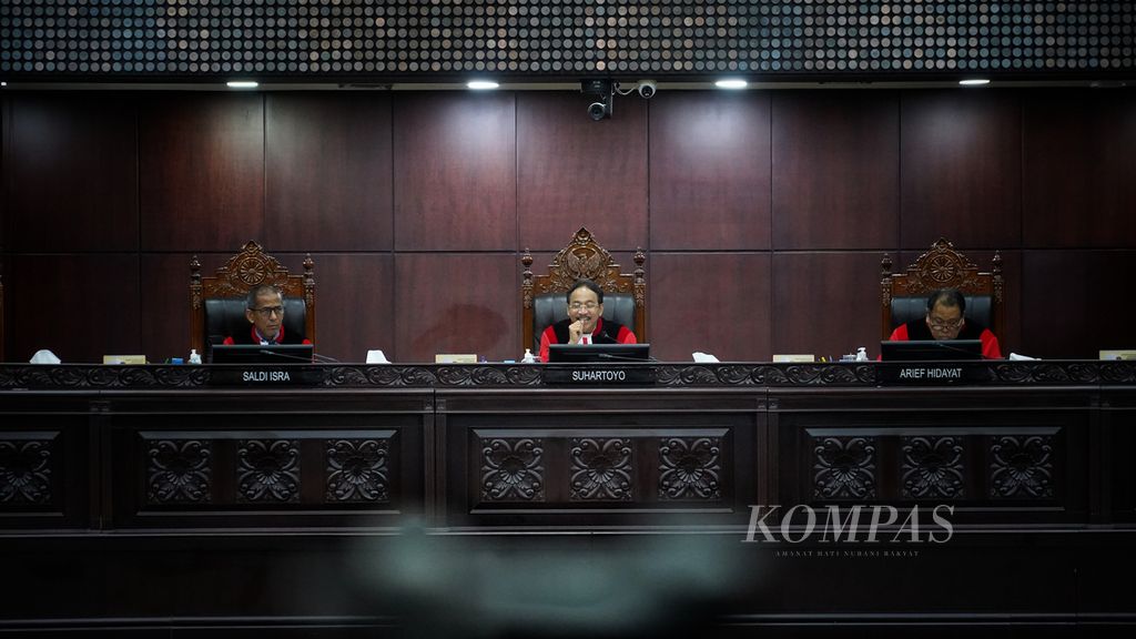 Ketua Mahkamah Konstitusi Suhartoyo (tengah) saat memimpin sejumlah agenda sidang putusan di Mahkamah Konstitusi, Jakarta, Kamis (29/2/2024).