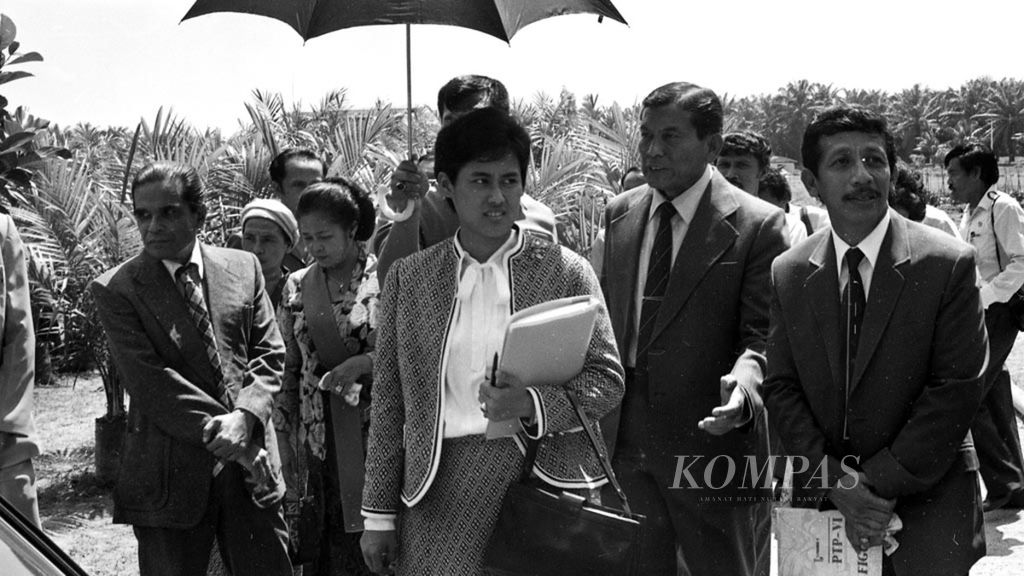 Di Medan, Sumatera Utara, Putri Kerajaan Thailand Sirindhorn menikmati keindahan Danau Toba, meninjau kebun pembibitan kelapa sawit di Andolina, juga menyempatkan membeli cendera mata bahan ulos (kain tenun khas Batak), Senin, 8 Oktober 1984.