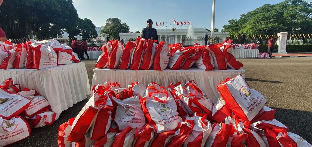 Paket bahan pangan siap dibagikan di depan Istana Merdeka, Jakarta, Senin (8/4/2024).