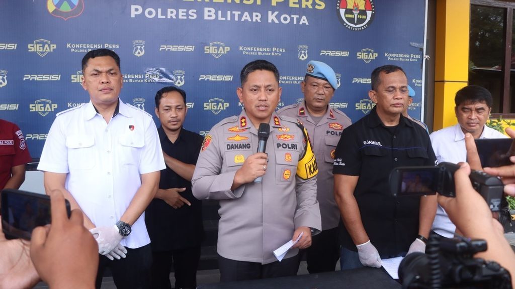Kepala Polres Blitar Kota Ajun Komisaris Besar Danang Setiyo PS menyampaikan hasil proses hukum kasus pembunuhan terhadap terhadap pemilik <i>shelter</i> penitipan hewan beserta rekannya di Kota Blitar, Jawa Timur, Rabu (3/1/2023).