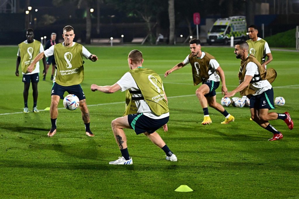 Australia's teammates take part in a training session at the Aspire Zone Training site in Doha , on November 21, 2022, on the eve of the Qatar 2022 World Cup football match between France and Australia. 