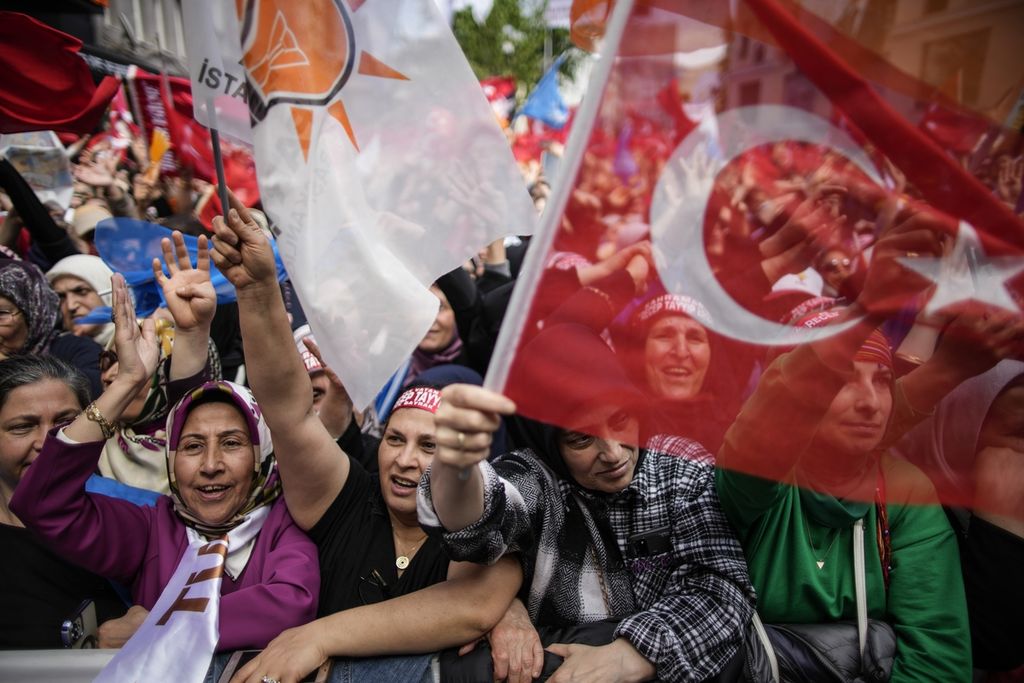 Pendukung Presiden petahana Recep Tayyip Erdogan menghadiri kampanye pemilu di Istanbul, Turki, Sabtu (13/5/2023). 
