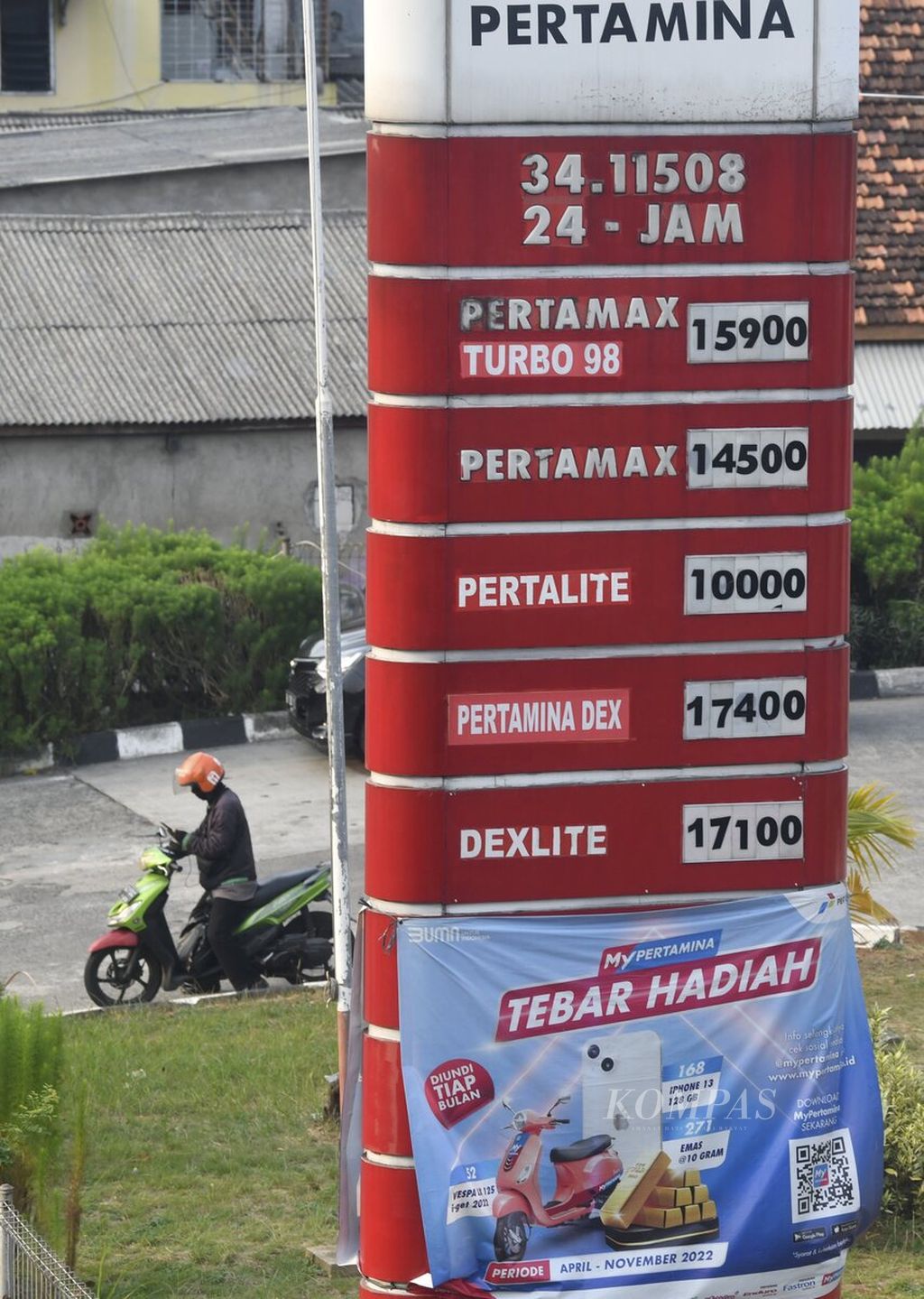 Daftar harga baru BBM tertera di salah satu SPBU Pertamina di Jakarta Barat, Senin (5/9/2022). 