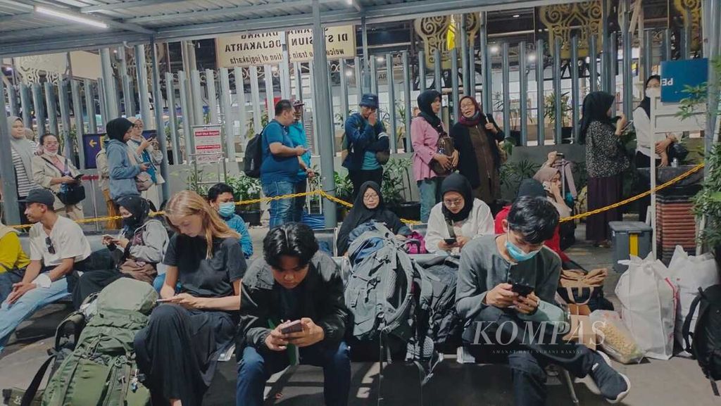 Sejumlah penumpang kereta api tampak mengantre pengembalian uang tiket dan sebagian lainnya masih menunggu informasi terkait perjalanan kereta api di Stasiun Yogyakarta, Selasa (17/10/2023).