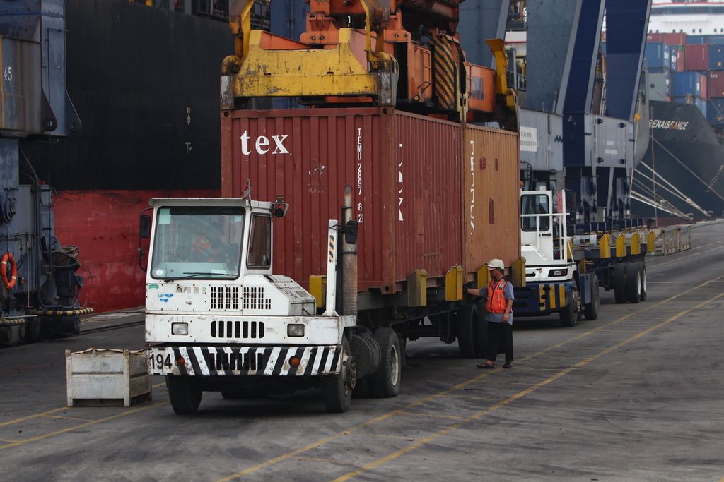Aktivitas bongkar muat di Jakarta International Container Terminal (JICT), Jakarta Utara, Rabu (19/10/2022).