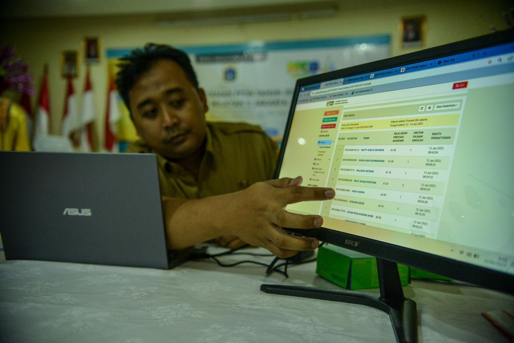 Petugas menunjukkan hasil seleksi penerimaan peserta didik baru (PPDB) sementara di SMAN 70 Jakarta, Senin (12/6/2023). 