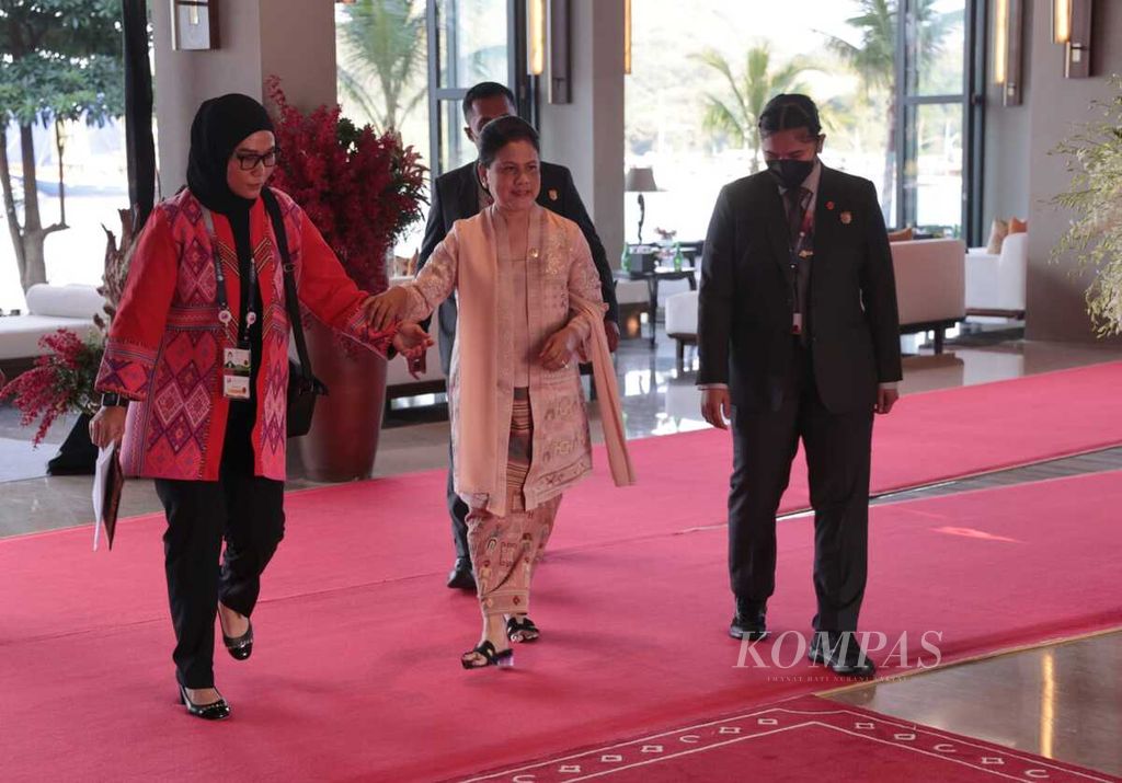 Ibu Negara Iriana Joko Widodo bersiap mengikuti pertemuan istri kepala negara di sela Konferensi Tingkat Tinggi Ke-42 ASEAN di Labuan Bajo, Kabupaten Manggarai Barat, Provinsi Nusa Tenggara Timur, Rabu (10/5/2023).