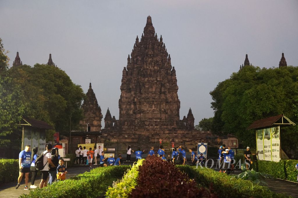 Pelari bersiap mengikuti lomba Mandiri Jogja Marathon 2022 di kompleks Candi Prambanan, Sleman, DI Yogyakarta, Minggu (14/8/2022). Kegiatan tahunan ini kembali digelar setelah dua tahun sebelumnya sempat terhenti karena pandemi Covid-19. 