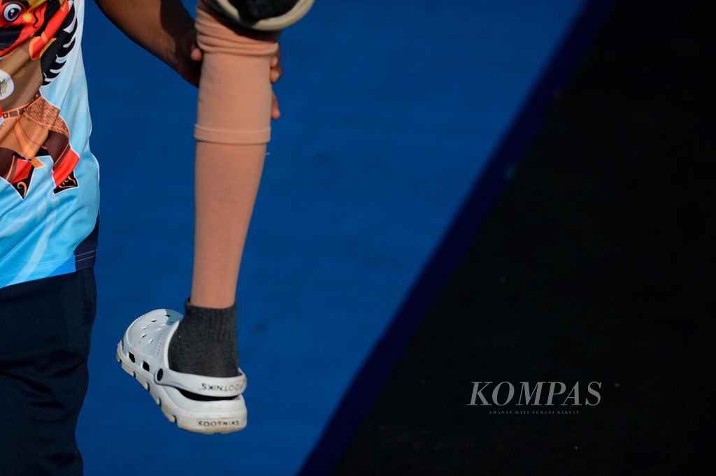 Petugas membawa kaki palsu milik salah satu atlet renang pada ajang ASEAN Para Games 2022 di Kolam Renang Gor Jati Diri, Kota Semarang, Jawa Tengah, Senin (1/8/2022). 