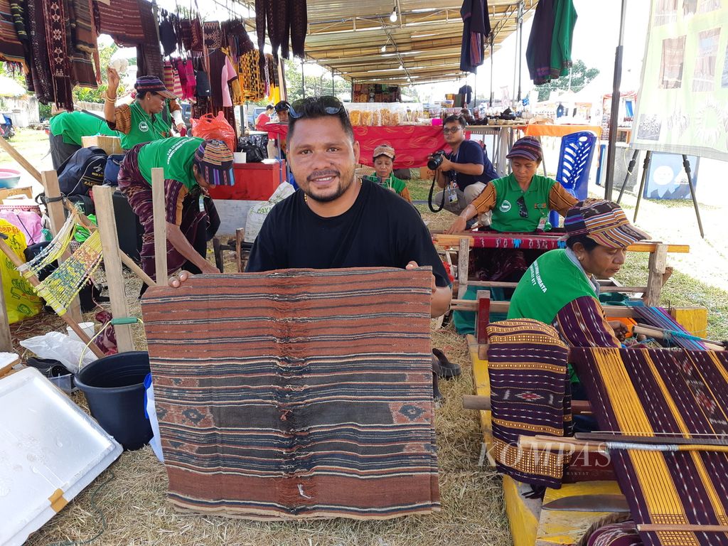 Hasil kain tenun dipamerkan saat pesta rakyat dalam rangka KTT ASEAN ke-42 di Labuan Bajo, Kabupaten Manggarai Barat, Nusa Tenggara Timur pada Minggu (7/5/2023). Pembuatan kain tenun dari pemintalan kapas hingga selesai membutuhkan waktu lebih dari satu tahun. 