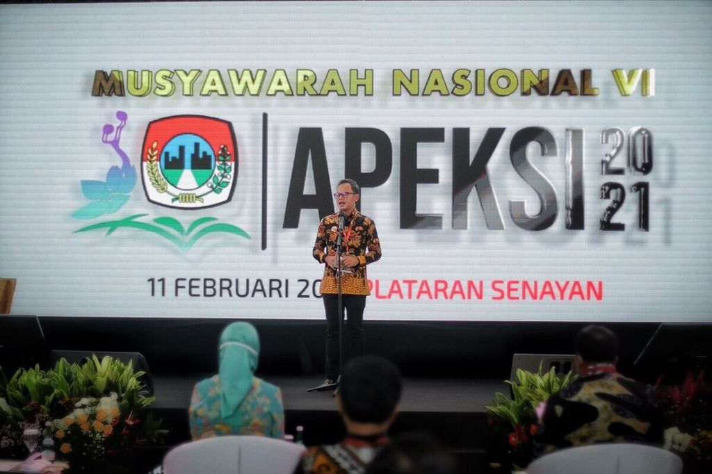 Bogor Mayor Bima Arya was elected by acclamation to replace South Tangerang Mayor Airin Rachmi Diany as Chair of the Management Board of the All-Indonesian City Government Association or Apeksi in the VI Apeksi National Conference, on Thursday (11/2/2021).