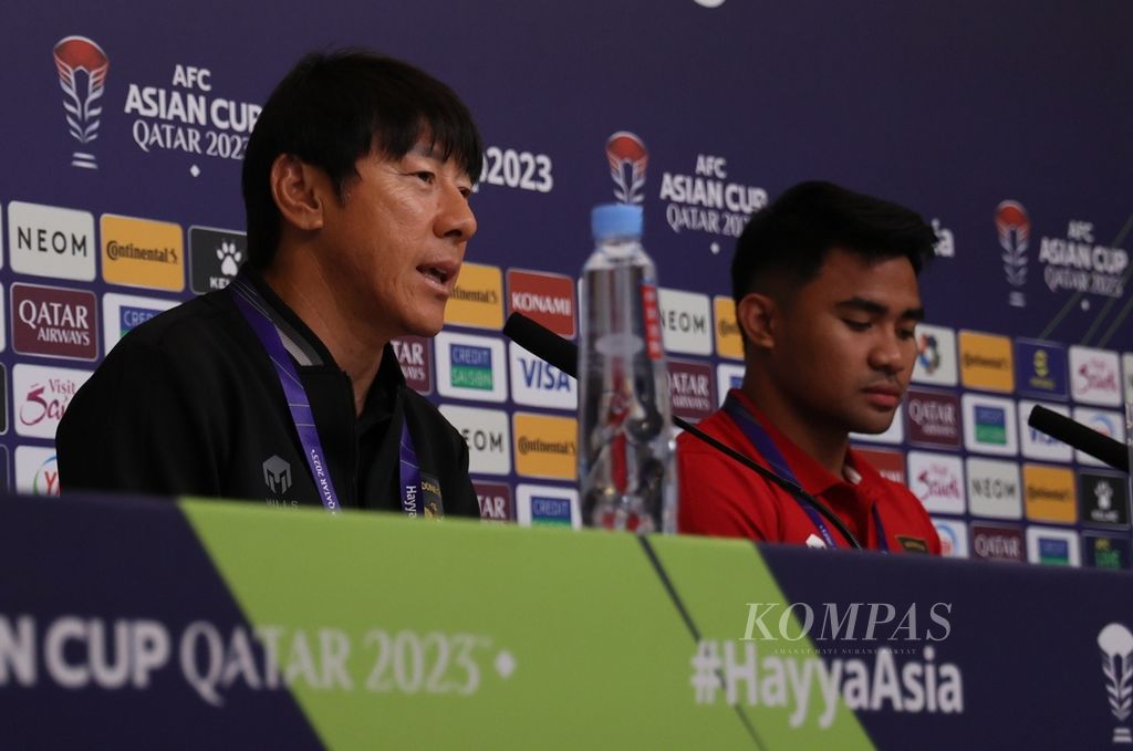 Pelatih Indonesia Shin Tae-yong (kiri) memberikan penjelasan kepada wartawan saat konferensi pers jelang laga melawan Irak di Main Media Center Piala Asia 2023 di Doha, Qatar, Minggu (14/1/2024). Indonesia akan bertemu Irak pada laga Grup D di Stadion Ahmed bin Ali, Senin (15/1/2024).