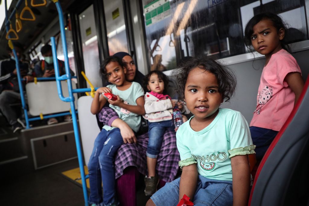 Warga Negara Indonesia (WNI) dari Sudan beserta anak-anaknya menunggu di dalam bus di Bandara Internasional Soekarno-Hatta, Tangerang, Banten, Jumat (28/4/2023). Sebanyak 385 WNI tiba di Indonesia setelah dievakuasi dari Sudan imbas konflik bersenjata yang terjadi di negara tersebut. Pemulangan ratusan WNI ini merupakan proses evakuasi tahap pertama yang diterbangkan dari Jeddah, Arab Saudi. Mereka terdiri dari 248 perempuan, 137 laki-laki, dan 43 anak-anak. 