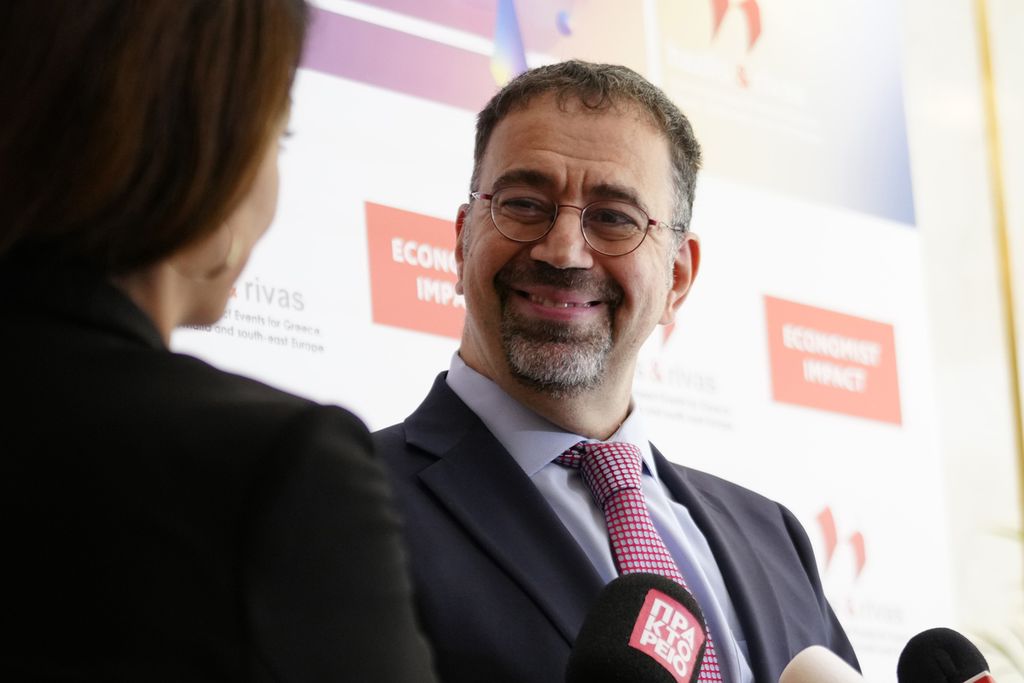 Ekonom Daron Acemoglu, pemenang Nobel Ekonomi 2024, saat menjawab pertanyaan media dalam konferensi pers di Athena, Yunani, Senin (14/10/2024).